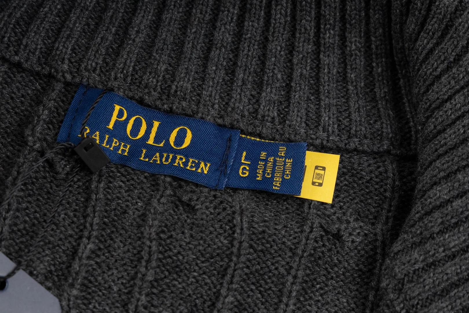 P260 #R98 RALPH LAUREN Ralph Lauren nine-color classic small label embroidery logo full zipper knitted cable cardigan sweater, high-density LOGO embroidery on the chest, original customization of tag accessories. Made of pure cotton yarn, pure cotton is skin-friendly and comfortable, small label war horse embroidered twist zipper cardigan sweater 🐎 high quality, follow the blogger to learn how to wear it! Let’s buy a Ralph Lauren cable sweater. It’s a super hard-to-find series after it became popular. It’s hard to find one on the official website. It’s simple and practical to wear, with a lazy and loose feel. The thickened fabric has more texture, feels soft and delicate, and has a loose fit. Whether worn alone or layered, you can wear different styles of fashion with just one piece!   Size：XS S M L